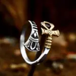 BEIER offener Kreuzring mit silberfarbenem Ringband und goldfarbenem Kreuz