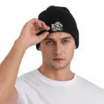Schwarze Jesus Is King Beanie mit verzierter Krone, Schriftzug und Umschlag am Model