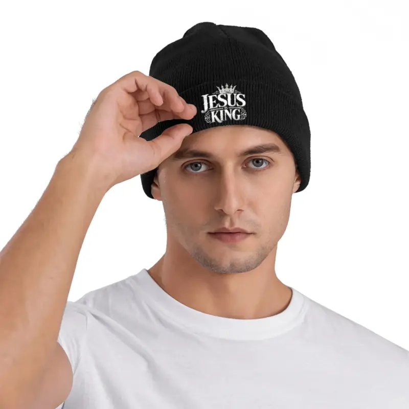 Schwarze Jesus Is King Beanie mit verzierter Krone, Schriftzug und Umschlag am Model
