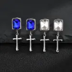 VNOX Kreuz-Ohrhänger mit blauen und klaren Glassteinen auf dunklem Stein – Edelstahl in Silberoptik