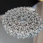 Gold- und silberfarbener Kreuzschmuck – Detailansicht