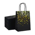 Schwarze Geschenktüte aus Kraftpapier mit goldfarbenem Herzmotiv und Henkeln