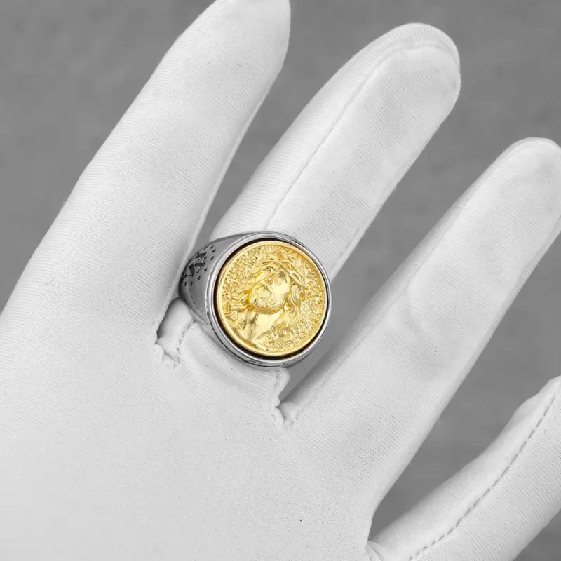 Silberfarbener Jesus-Herrenring mit goldfarbenem Porträtmotiv an weißem Präsentationshandschuh als Tragebeispiel