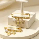 Goldfarbene Marien Brosche mit Kreuz, Perle und Strass zur Taufe